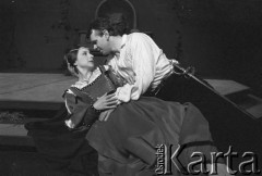 Kwiecień 1986, Kraków, Polska.
Teatr im. Juliusza Słowackiego. Przedstawienie: Romanca, Jacek Chmielnik. Reżyseria Jacek Chmielnik. Premiera 19 kwietnia 1986. Na scenie Jacek Chmielnik i Bożena Adamek.
Fot. Witold Górka, zbiory Ośrodka KARTA 
