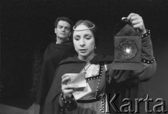 Kwiecień 1986, Kraków, Polska.
Teatr im. Juliusza Słowackiego. Przedstawienie: Romanca, Jacek Chmielnik. Reżyseria Jacek Chmielnik. Premiera 19 kwietnia 1986. Na scenie Jacek Chmielnik i Bożena Adamek.
Fot. Witold Górka, zbiory Ośrodka KARTA 
