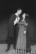 Kwiecień 1986, Kraków, Polska.
Teatr im. Juliusza Słowackiego. Przedstawienie: Romanca, Jacek Chmielnik. Reżyseria Jacek Chmielnik. Premiera 19 kwietnia 1986. Na scenie Jacek Chmielnik i Bożena Adamek.
Fot. Witold Górka, zbiory Ośrodka KARTA 
