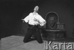 Kwiecień 1986, Kraków, Polska.
Teatr im. Juliusza Słowackiego. Przedstawienie: Romanca, Jacek Chmielnik. Reżyseria Jacek Chmielnik. Premiera 19 kwietnia 1986. Na scenie Jacek Chmielnik.
Fot. Witold Górka, zbiory Ośrodka KARTA 
