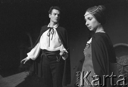 Kwiecień 1986, Kraków, Polska.
Teatr im. Juliusza Słowackiego. Przedstawienie: Romanca, Jacek Chmielnik. Reżyseria Jacek Chmielnik. Premiera 19 kwietnia 1986. Na scenie Jacek Chmielnik i Bożena Adamek.
Fot. Witold Górka, zbiory Ośrodka KARTA 
