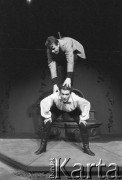 Kwiecień 1986, Kraków, Polska.
Teatr im. Juliusza Słowackiego. Przedstawienie: Romanca, Jacek Chmielnik. Reżyseria Jacek Chmielnik. Premiera 19 kwietnia 1986. Na scenie Jacek Chmielnik (na dole)  i Krzysztof Jędrysek.
Fot. Witold Górka, zbiory Ośrodka KARTA 
