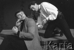 Kwiecień 1986, Kraków, Polska.
Teatr im. Juliusza Słowackiego. Przedstawienie: Romanca, Jacek Chmielnik. Reżyseria Jacek Chmielnik. Premiera 19 kwietnia 1986. Na scenie Jacek Chmielnik (z prawej)  i Krzysztof Jędrysek.
Fot. Witold Górka, zbiory Ośrodka KARTA 
