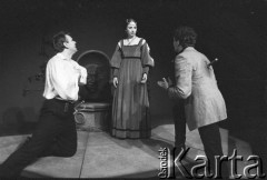 Kwiecień 1986, Kraków, Polska.
Teatr im. Juliusza Słowackiego. Przedstawienie: Romanca, Jacek Chmielnik. Reżyseria Jacek Chmielnik. Premiera 19 kwietnia 1986. Na scenie Jacek Chmielnik (z lewej), Bożena Adamek  i Krzysztof Jędrysek.
Fot. Witold Górka, zbiory Ośrodka KARTA 
