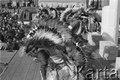 1979, Kraków, Polska.
Rynek Główny. Występy Indian.
Fot. Witold Górka, zbiory Ośrodka KARTA