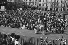 1979, Kraków, Polska.
Rynek Główny. Występy Indian.
Fot. Witold Górka, zbiory Ośrodka KARTA