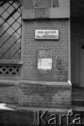 1981, Kraków, Polska. 
Dom Kultury prz Zakładach Przemysłu Bawełnianego im. J. Marchlewskiego. Pod tablicą informacyjną widać plakat opozycyjny. 
Fot. Witold Górka, zbiory Ośrodka KARTA