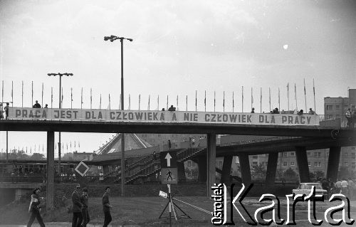 11.06.1987, Gdańsk-Zaspa, Polska.
Trzecia pielgrzymka papieża Jana Pawła II do Polski. Przygotowania do spotkania z papieżem. Na wiadukcie transparent o treści: 