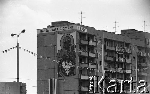 11.06.1987, Gdańsk-Zaspa, Polska.
Trzecia pielgrzymka papieża Jana Pawła II do Polski. Przygotowania do spotkania z papieżem. Blok udekorowany obrazem Matki Boskiej.
Fot. Mieczysław Michalak, zbiory Ośrodka KARTA