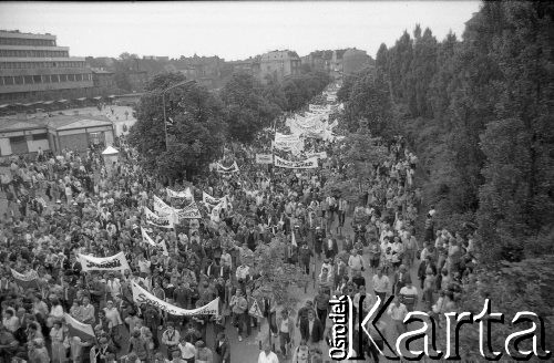 12.06.1987, Gdańsk, Polska.
Trzecia pielgrzymka papieża Jana Pawła II do Polski. Wierni idą na mszę świętą celebrowaną przez Ojca Świętego na Zaspie.
Fot. Mieczysław Michalak, zbiory Ośrodka KARTA