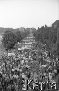 12.06.1987, Gdańsk, Polska.
Trzecia pielgrzymka papieża Jana Pawła II do Polski. Wierni idą na mszę świętą celebrowaną przez Ojca Świętego na Zaspie.
Fot. Mieczysław Michalak, zbiory Ośrodka KARTA
