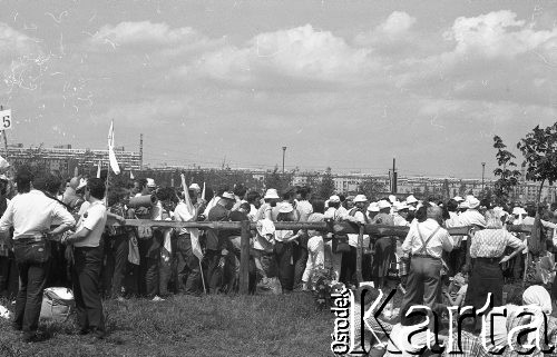 12.06.1987, Gdańsk-Zaspa, Polska.
Trzecia pielgrzymka papieża Jana Pawła II do Polski. Wierni podczas mszy świętej celebrowanej przez Ojca Świętego.
Fot. Mieczysław Michalak, zbiory Ośrodka KARTA