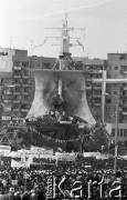 12.06.1987, Gdańsk-Zaspa, Polska.
Trzecia pielgrzymka papieża Jana Pawła II do Polski. Msza święta celebrowana przez Ojca Świętego, widok na ołtarz w kształcie kogi.
Fot. Mieczysław Michalak, zbiory Ośrodka KARTA