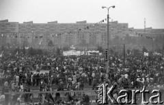 12.06.1987, Gdańsk-Zaspa, Polska.
Trzecia pielgrzymka papieża Jana Pawła II do Polski. Wierni uczestniczący w mszy świętej celebrowanej przez Ojca Świętego.
Fot. Mieczysław Michalak, zbiory Ośrodka KARTA