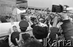 22.04.1990, Praga, Czechosłowacja. 
Przyjazd papieża Jana Pawła II papamobile na mszę na stadionie Sparty. 
Fot. Mieczysław Michalak, zbiory Ośrodka KARTA