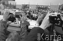 22.04.1990, Praga, Czechosłowacja. 
Przyjazd papieża Jana Pawła II papamobile na mszę na stadionie Sparty. 
Fot. Mieczysław Michalak, zbiory Ośrodka KARTA