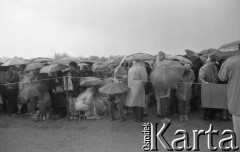 22.04.1990, Praga, Czechosłowacja.
Wierni na stadionie Sparty podczas mszy świętej celebrowanej przez papieża Jana Pawła II. 
Fot. Mieczysław Michalak, zbiory Ośrodka KARTA