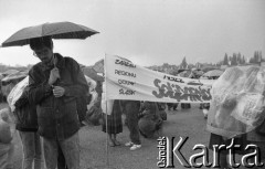 22.04.1990, Praga, Czechosłowacja.
Pielgrzymi z Polski na stadionie Sparty podczas mszy świętej celebrowanej przez papieża Jana Pawła II. 
Fot. Mieczysław Michalak, zbiory Ośrodka KARTA