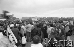 22.04.1990, Praga, Czechosłowacja.
Wierni na stadionie Sparty podczas mszy świętej celebrowanej przez papieża Jana Pawła II. 
Fot. Mieczysław Michalak, zbiory Ośrodka KARTA