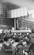 22.04.1990, Praga, Czechosłowacja.
Msza święta celebrowana przez papieża Jana Pawła II na stadionie Sparty. Widok na ołtarz.
Fot. Mieczysław Michalak, zbiory Ośrodka KARTA