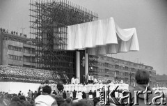 22.04.1990, Praga, Czechosłowacja.
Msza święta celebrowana przez papieża Jana Pawła II na stadionie Sparty. Widok na ołtarz.
Fot. Mieczysław Michalak, zbiory Ośrodka KARTA