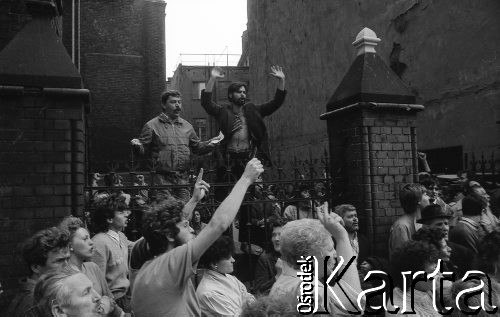 1.05.1988, Wrocław, Polska.
Demonstracja pod kościołem pw. św. Doroty. Włodzimierz Mękarski i Paweł Kocięba-Żabski stoją na bramie, przemawiają do zgromadzonych. 
Fot. Mieczysław Michalak, zbiory Ośrodka KARTA