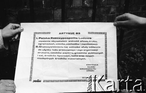 1.05.1988, Wrocław, Polska.
Demonstracja pod kościołem pw. św. Doroty. Ulotka zawierająca artykuł 83 Konstytucji PRL z 22 lipca 1952 roku.
Fot. Mieczysław Michalak, zbiory Ośrodka KARTA