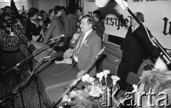 27.02.1989, Wrocław, Polska.
Lech Wałęsa podczas spotkania ze studentami Uniwersytetu Wrocławskiego. Za L. Wałęsą stoją Henryk Mażul (z prawej) i Grzegorz Schetyna.
Fot. Mieczysław Michalak, zbiory Ośrodka KARTA