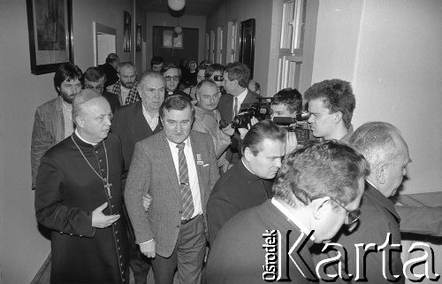 27.02.1989, Wrocław, Polska.
Wizyta Lecha Wałęsy. Spotkanie w parafii Św. Klemensa Dworzaka przy Alei Pracy, za L. Wałęsą Henryk Mażul i Władysław Frasyniuk.
Fot. Mieczysław Michalak, zbiory Ośrodka KARTA