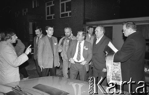 27.02.1989, Wrocław, Polska.
Wizyta Lecha Wałęsy. Spotkanie w parafii św. Klemensa Dworzaka przy Alei Pracy. Z prawej stoją ksiądz Henryk Jankowski i Henryk Mażul, 2. z lewej Włodzimierz Mękarski. 
Fot. Mieczysław Michalak, zbiory Ośrodka KARTA