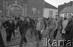 27.02.1989, Wrocław, Polska.
Lech Wałęsa w drodze na spotkanie w parafii Św. Klemensa Dworzaka przy Alei Pracy, z lewej Krzysztof Pusz.
Fot. Mieczysław Michalak, zbiory Ośrodka KARTA