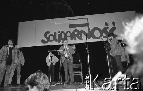 27.02.1989, Wrocław, Polska.
Lech Wałęsa podczas spotkania z mieszkańcami miasta w Hali Ludowej, z prawej stoi Władysław Frasyniuk.
Fot. Mieczysław Michalak, zbiory Ośrodka KARTA