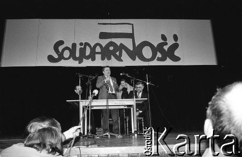 27.02.1989, Wrocław, Polska.
Wizyta Lecha Wałęsy. Spotkanie z mieszkańcami miasta w Hali Ludowej, obok Lecha Wałęsy Krzysztof Pusz i ksiądz Henryk Jankowski.
Fot. Mieczysław Michalak, zbiory Ośrodka KARTA