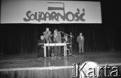 27.02.1989, Wrocław, Polska.
Wizyta Lecha Wałęsy. Spotkanie z mieszkańcami miasta w Hali Ludowej. Obok L. Wałęsy siedzą ksiądz Henryk Jankowski i Krzysztof Pusz. 
Fot. Mieczysław Michalak, zbiory Ośrodka KARTA