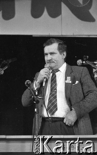 27.02.1989, Wrocław, Polska.
Lech Wałęsa podczas spotkania z mieszkańcami miasta w Hali Ludowej.
Fot. Mieczysław Michalak, zbiory Ośrodka KARTA