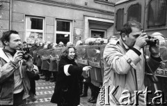 22.03.1989, Wrocław, Polska.
Marsz Wielkanocny Ruchu Wolność i Pokój. Zofia Nowicka daje kwiaty milicjantom.
Fot. Mieczysław Michalak, zbiory Ośrodka KARTA