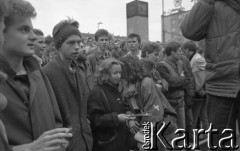 22.03.1989, Wrocław, Polska.
Marsz Wielkanocny Ruchu Wolność i Pokój. Zofia Nowicka z żonkilem.
Fot. Mieczysław Michalak, zbiory Ośrodka KARTA