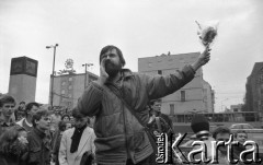 22.03.1989, Wrocław, Polska.
Marsz Wielkanocny Ruchu Wolność i Pokój. Przemawia Leszek Budrewicz.
Fot. Mieczysław Michalak, zbiory Ośrodka KARTA