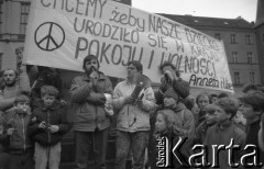 22.03.1989, Wrocław, Polska.
Marsz Wielkanocny Ruchu Wolność i Pokój. Przemawia Leszek Budrewicz, nad nim widoczny transparent o treści: Chcemy, żeby nasze dziecko urodziło się w kraju pokoju wolności. Anneta i Wiesiek.