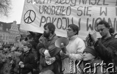 22.03.1989, Wrocław, Polska.
Marsz Wielkanocny Ruchu Wolność i Pokój. Przemawia Leszek Budrewicz.
Fot. Mieczysław Michalak, zbiory Ośrodka KARTA