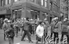 22.03.1989, Wrocław, Polska.
Marsz Wielkanocny Ruchu Wolność i Pokój. Leszek Budrewicz daje kwiaty milicjantom.
Fot. Mieczysław Michalak, zbiory Ośrodka KARTA
