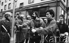 22.03.1989, Wrocław, Polska.
Marsz Wielkanocny Ruchu Wolność i Pokój. Leszek Budrewicz (w środku) daje kwiaty milicjantom.
Fot. Mieczysław Michalak, zbiory Ośrodka KARTA