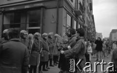 22.03.1989, Wrocław, Polska.
Marsz Wielkanocny Ruchu Wolność i Pokój. Manifestanci dają kwiaty milicjantom.
Fot. Mieczysław Michalak, zbiory Ośrodka KARTA