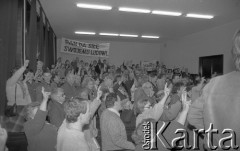 17.04.1989, Warszawa, Polska.
Sąd Wojewódzki w Warszawie. Tłum zgromadzony przed salą sądową podczas rozprawy dotyczącej ponownej rejestracji NSZZ 