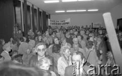 17.04.1989, Warszawa, Polska.
Sąd Wojewódzki w Warszawie. Tłum zgromadzony przed salą sądową podczas rozprawy dotyczącej ponownej rejestracji NSZZ 