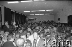 17.04.1989, Warszawa, Polska.
Sąd Wojewódzki w Warszawie. Tłum zgromadzony przed salą sądową podczas rozprawy dotyczącej ponownej rejestracji NSZZ 