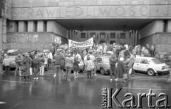 17.04.1989, Warszawa, Polska.
Tłum przed siedzibą Sądu Wojewódzkiego w Warszawie zgromadzony w związku z rozprawą sądową dotyczącą ponownej rejestracji NSZZ 