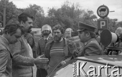 1.05.1989, Wrocław, Polska.
Demonstracja i zamieszki uliczne wywołane przez błędną informację o potrąceniu demonstranta przez milicję. Demonstranci rozmawiają z funkcjonariuszami milicji Obywatelskiej, 2. z lewej Leszek Budrewicz, 3. z lewej Bogdan Karauda.
Fot. Mieczysław Michalak, zbiory Ośrodka KARTA