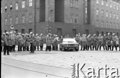 1.05.1989, Wrocław, Polska.
Zamieszki uliczne wywołane przez błędną informację o potrąceniu demonstranta przez milicję. Kordon milicji ustawiony na trasie demonstrantów.
Fot. Mieczysław Michalak, zbiory Ośrodka KARTA