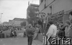 1.05.1989, Wrocław, Polska.
Demonstracja i zamieszki uliczne wywołane przez błędną informację o potrąceniu demonstranta przez milicję. Przemawia Leszek Budrewicz.
Fot. Mieczysław Michalak, zbiory Ośrodka KARTA